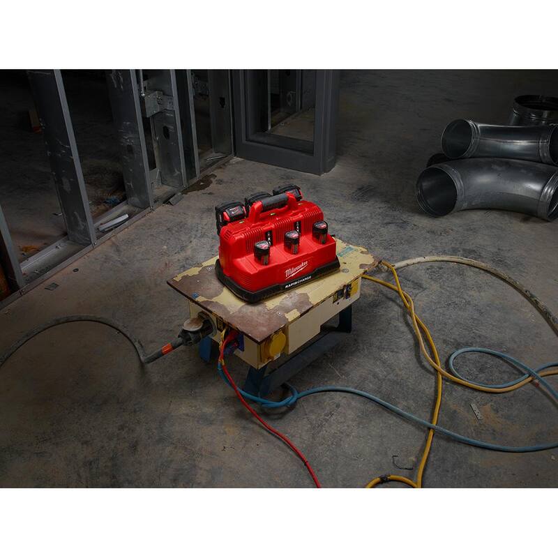 Cargador de baterías secuencial rápido de 6 puertos de voltaje múltiple de 12 voltios/18 voltios de  Milwaukee M12 y M18 (3 puertos M12 y 3 puertos M18) - 48-59-1807