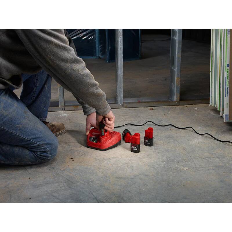 Milwaukee M12 12-Volt Lithium-Ion XC Battery Pack 4.0 Ah y Kit Inicial de Cargador - 48-59-2440.