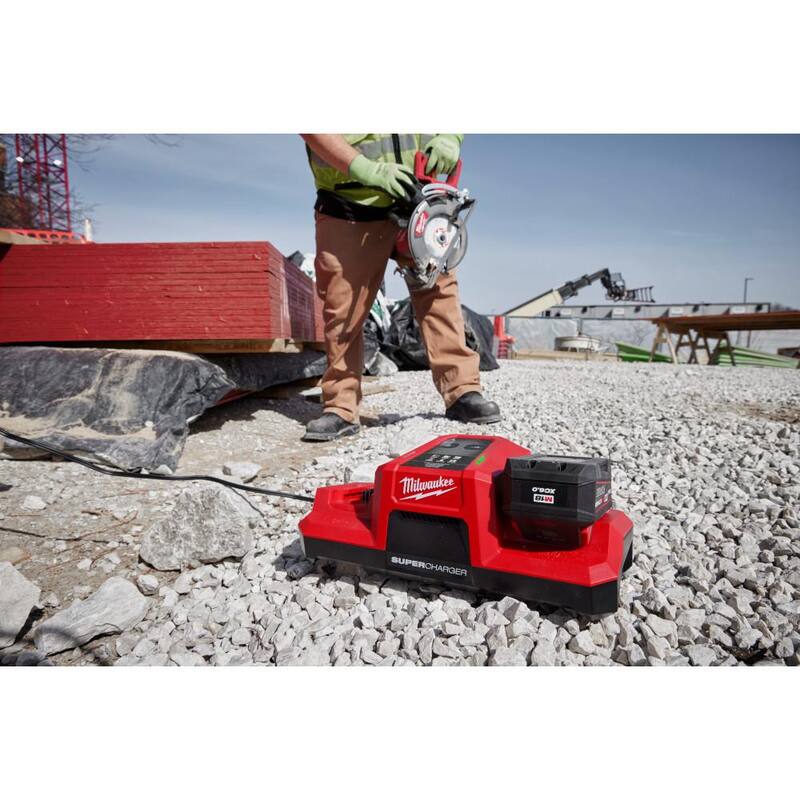 Milwaukee M18 18V Cargador Súper Dual de Bahía Simultáneo con (2) Baterías M18 REDLITHIUM FORGE HD 12.0 Ah - 48-59-1815-48-11-1813-x2