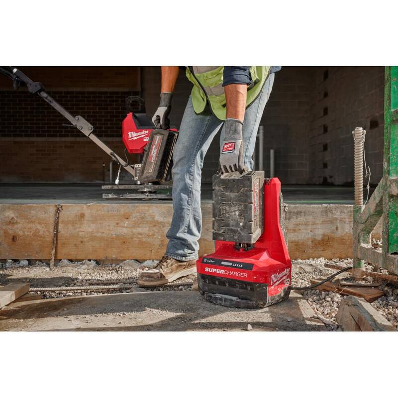 Paquete de baterías Milwaukee MX FUEL REDLITHIUM FORGE HD 12.0 (paquete de 2) con súper cargador MX FUEL - MXFHD812-MXFSC-1HD12