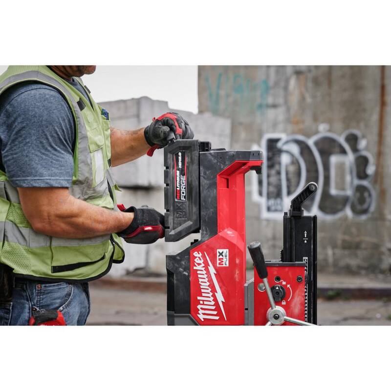 Paquete de baterías Milwaukee MX FUEL REDLITHIUM FORGE HD 12.0 (paquete de 2) con súper cargador MX FUEL - MXFHD812-MXFSC-1HD12