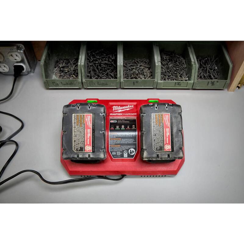 Cargador de batería rápida de doble bahía de iones de litio de 18 voltios Milwaukee M18 con paquete de batería de 3.0Ah (paquete de 2) - 48-59-1802-48-11-1837