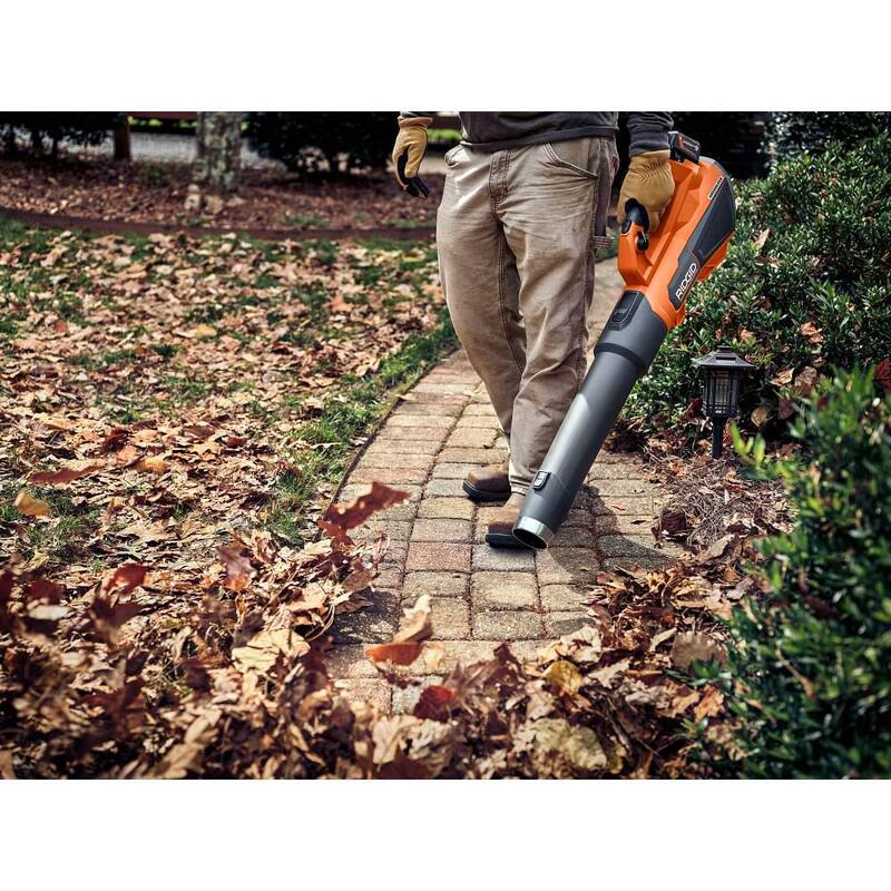 Soplador inalámbrico RIDGID 18V sin escobillas en kit con batería de iones de litio EXP de 8.0 Ah MAX Output - R01601BVNM-AC840080