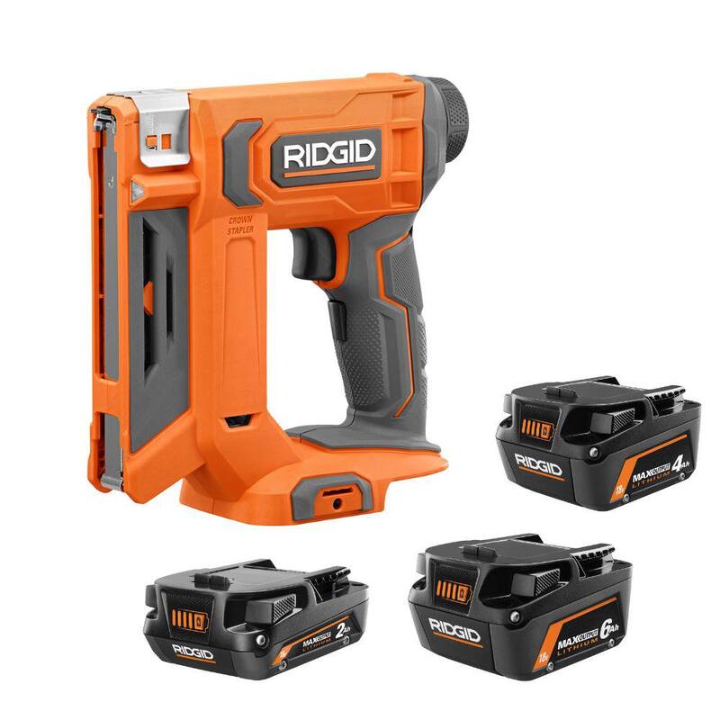 Baterías RIDGID de litio-ion de 18V MAX Output 6.0 Ah, MAX Output 4.0 Ah y MAX Output 2.0 Ah con grapadora de corona inalámbrica de 3/8 pulgadas - AC84002460SB-R09897B