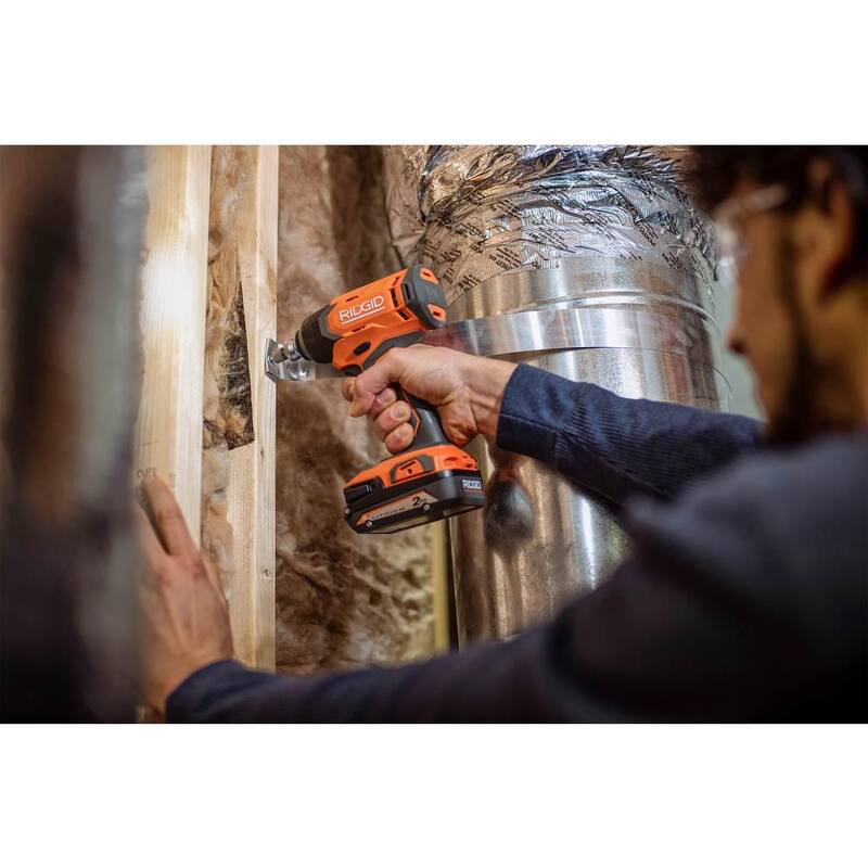 RIDGID 18V Litio-Ion (1) Batería de 4.0 Ah, (1) Batería de 2.0 Ah y Cargador de 18V - AC87024SB2