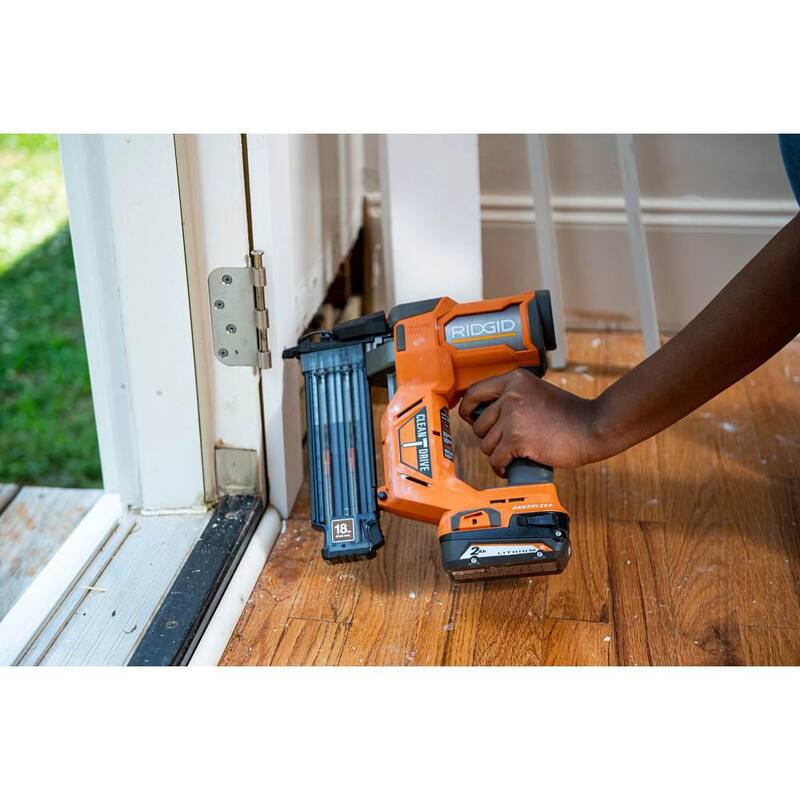 RIDGID 18V Litio-Ion (1) Batería de 4.0 Ah, (1) Batería de 2.0 Ah y Cargador de 18V - AC87024SB2