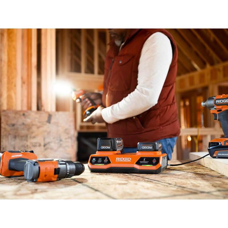 Cargador de doble puerto RIDGID 18V con (2) Baterías de salida MAX de 8.0 Ah EXP con cargador simultáneo de doble puerto de 18V - AC840080P-AC86095