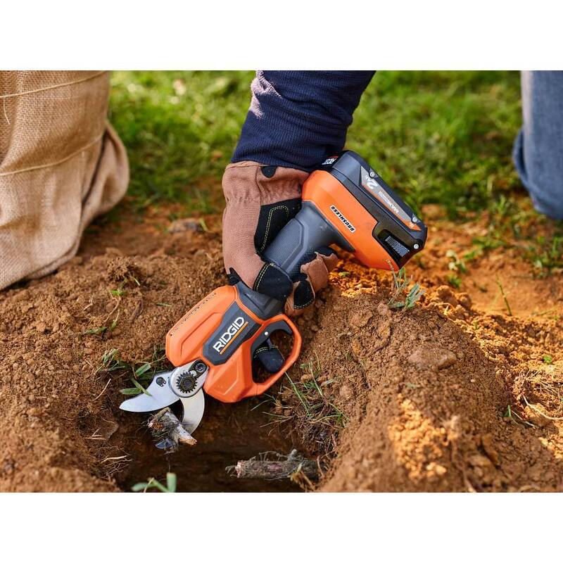 Kit de podadora RIDGID 18V Brushless con batería de 2.0 Ah, cargador y baterías de iones de litio de salida máxima de 6.0 Ah (paquete de 2) - R01301KVNM-AC840060PN