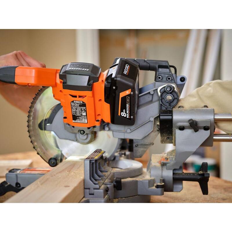 Batería de iones de litio RIDGID 18V 8.0 Ah de salida máxima EXP con (2) baterías de 4.0 Ah, cargador y bolsa - AC840080-AC93044SBN