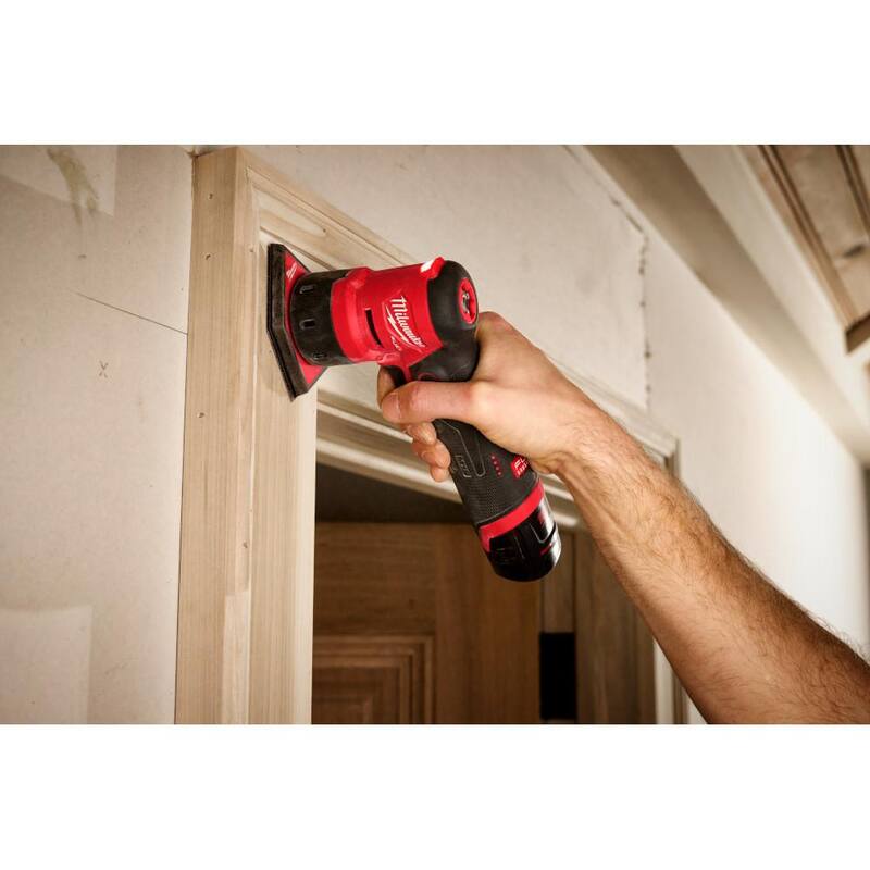 Herramienta múltiple oscilante inalámbrica Milwaukee M12 FUEL de 12 voltios con batería y cargador, y Lijadora orbital M12 FUEL con batería y cargador - 48-59-2440-2526-20-2531-20