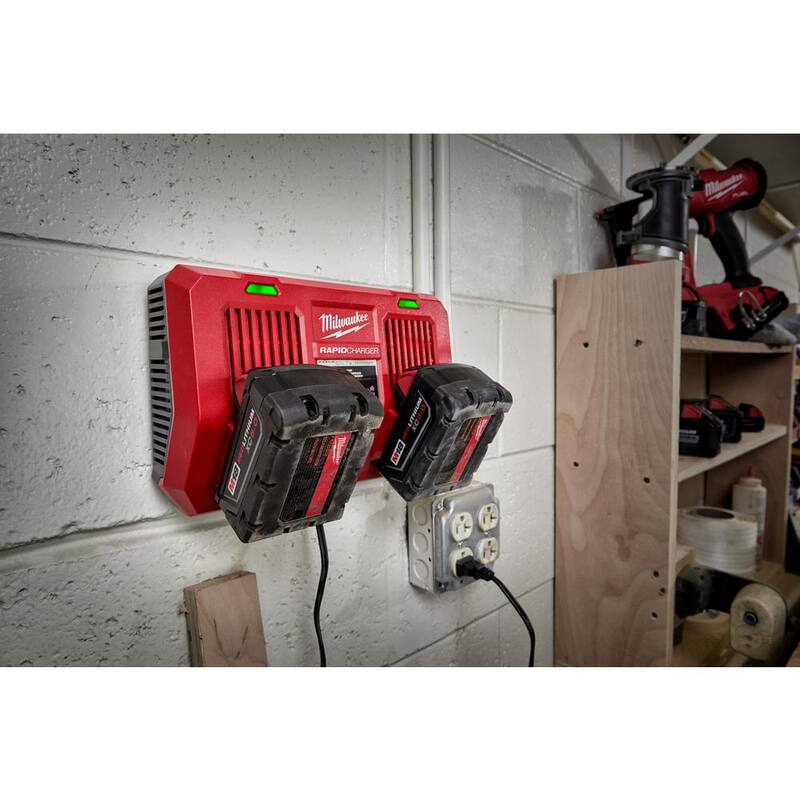 Cargador rápido de batería doble Milwaukee M18 de 18 voltios con 1 batería compacta de 2.0 Ah - 48-59-1802-48-11-1820
