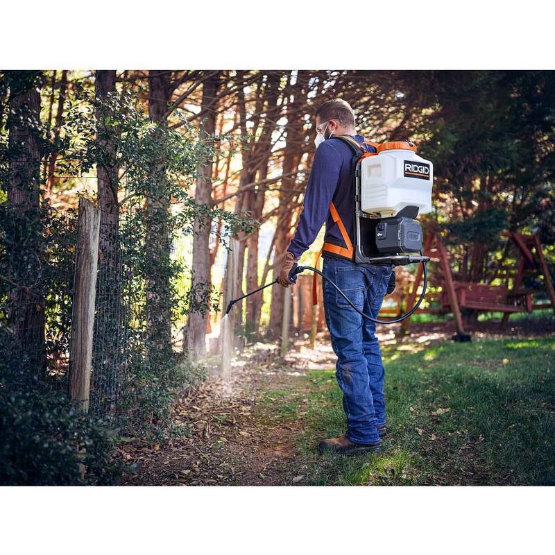 Kit de Pulverizador de Mochila Inalámbrico RIDGID 18V de 4 galones con baterías de iones de litio de salida máxima de 6.0 Ah (2 unidades) - R01501BVNM-AC840060PN