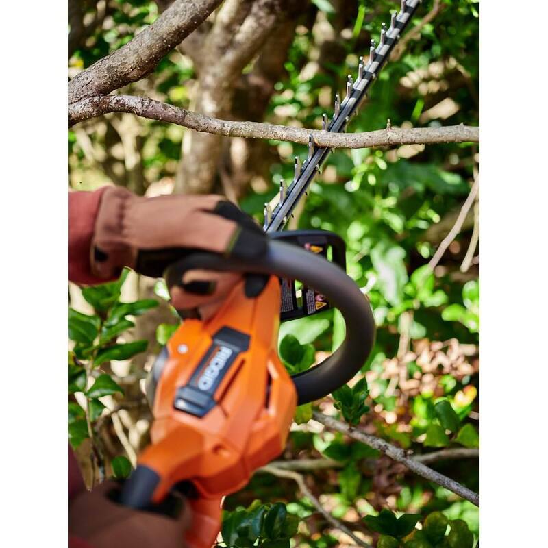 Podadora de setos inalámbrica RIDGID 18V sin escobillas con kit de cargador secuencial de 6 puertos y baterías de salida máxima de 6.0 Ah (paquete de 2) - R01401BVNM-AC86096-AC840060PN