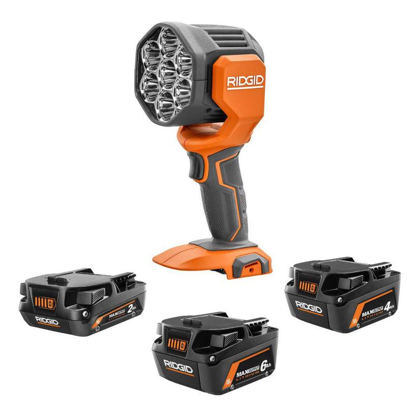 Baterías de litio-ion de 18V RIDGID MAX Output 6.0 Ah, MAX Output 4.0 Ah, y MAX Output 2.0 Ah con reflector inalámbrico - AC84002460SB-R8699B