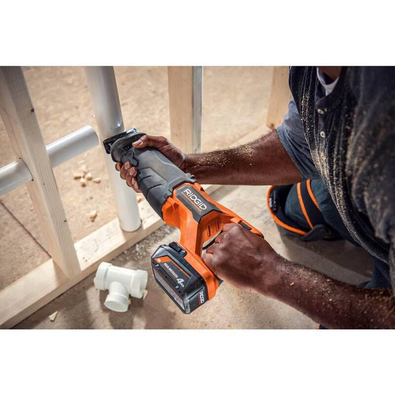 Baterías de litio-ion de 18V RIDGID MAX Output 6.0 Ah, MAX Output 4.0 Ah, y MAX Output 2.0 Ah con reflector inalámbrico - AC84002460SB-R8699B
