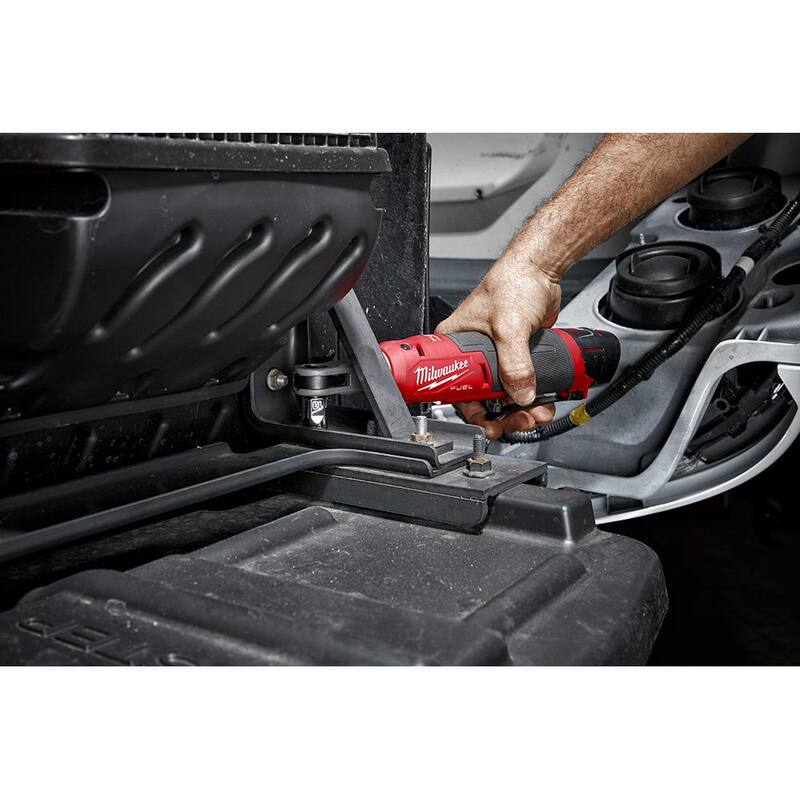 Llave de trinquete inalámbrica sin escobillas Milwaukee M12 FUEL de 12V de alta velocidad de 3/8 de pulgada y de 1/4 de pulgada con batería y cargador - 48-59-2440-2567-20-2566-20