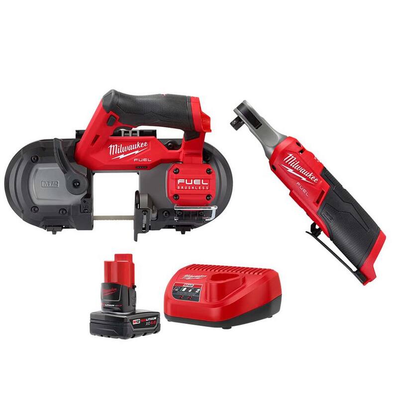 Si tuvieras que traducir el título sin mencionar la marca del producto sería, "Sierra de banda compacta inalámbrica de 12 voltios con tecnología de litio Milwaukee M12 FUEL y Llave de trinquete de alta velocidad M12 FUEL de 3/8 de pulgada con batería y cargador - 48-59-2440-2529-20-2567-20".
