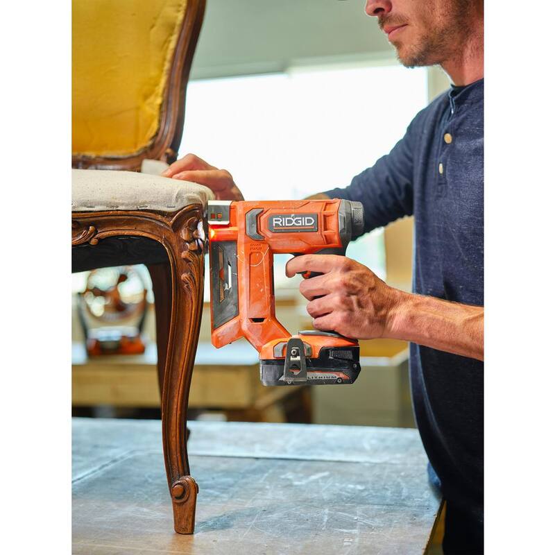 Baterías RIDGID de 18V de salida máxima de iones de litio de 6.0 Ah, 4.0 Ah y 2.0 Ah, cargador y grapadora inalámbrica gratuita de corona de 3/8 pulgadas - AC9302460SB-R09897B