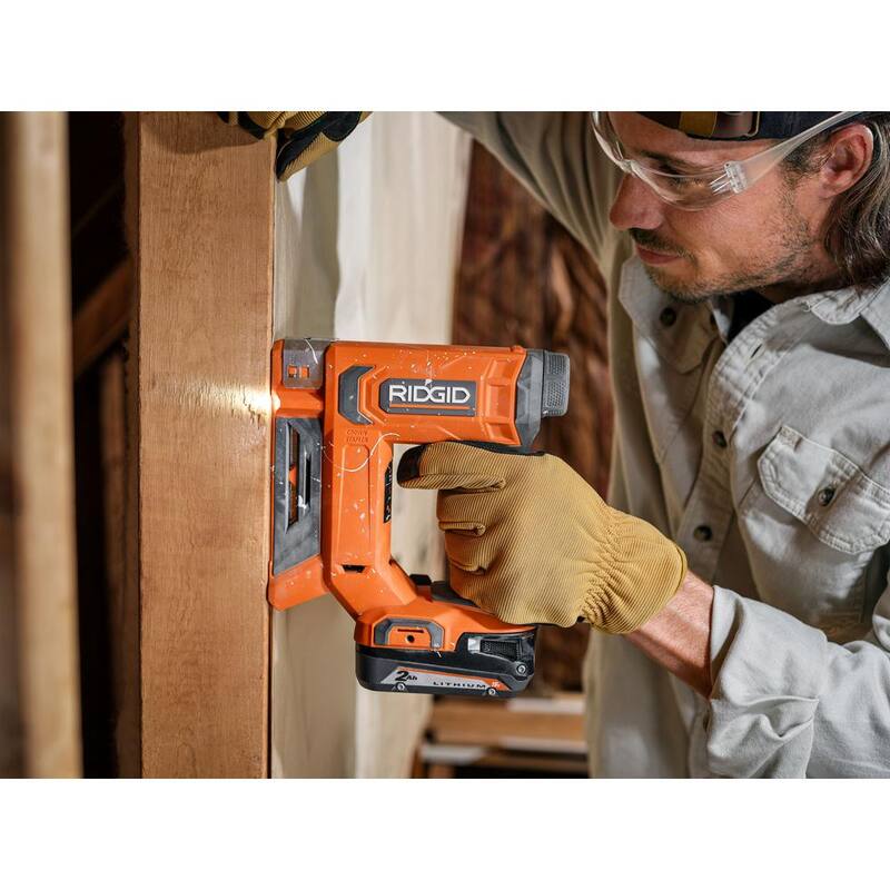 Baterías RIDGID de 18V de salida máxima de iones de litio de 6.0 Ah, 4.0 Ah y 2.0 Ah, cargador y grapadora inalámbrica gratuita de corona de 3/8 pulgadas - AC9302460SB-R09897B