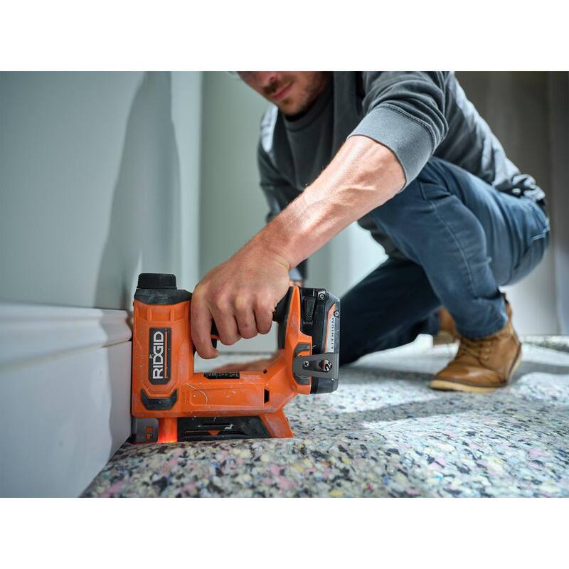 Baterías RIDGID de 18V de salida máxima de iones de litio de 6.0 Ah, 4.0 Ah y 2.0 Ah, cargador y grapadora inalámbrica gratuita de corona de 3/8 pulgadas - AC9302460SB-R09897B