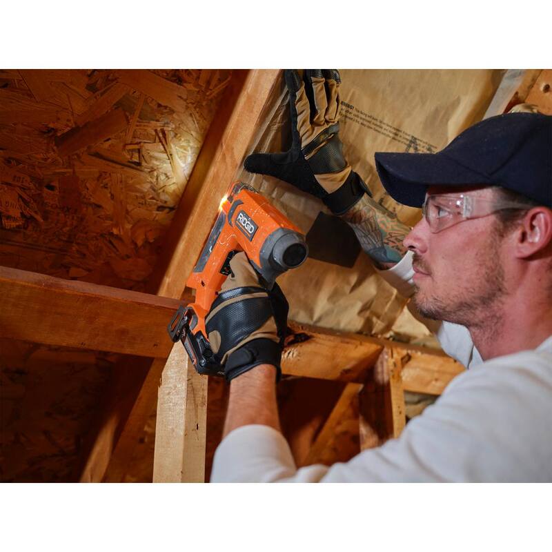 Baterías RIDGID de 18V de salida máxima de iones de litio de 6.0 Ah, 4.0 Ah y 2.0 Ah, cargador y grapadora inalámbrica gratuita de corona de 3/8 pulgadas - AC9302460SB-R09897B