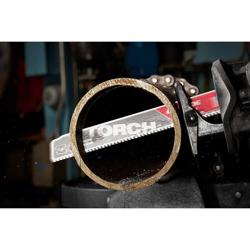 Hoja de sierra reciprocante Milwaukee de 9 pulgadas y 8 dientes por pulgada con puntas de carburo de la antorcha para cortar metal (paquete de 1) - 48-00-5202