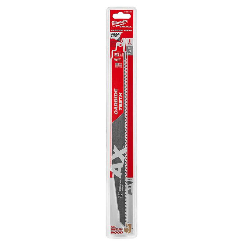 Sierra de sable reciprocante con hoja de sierra de dientes de carburo AX de Milwaukee de 12 pulgadas y 5 TPI para cortar madera con clavos incrustados en demolición (paquete de 1) - 48-00-5227.