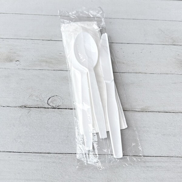 Boardwalk Four-Piece Cutlery Kit, Fork/Knife/Napkin/Teaspoon, Mediumweight, Polystyrene, White, 250PK - BWK4KITWHPS