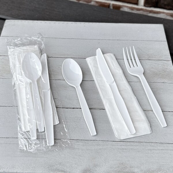 Boardwalk Four-Piece Cutlery Kit, Fork/Knife/Napkin/Teaspoon, Mediumweight, Polystyrene, White, 250PK - BWK4KITWHPS