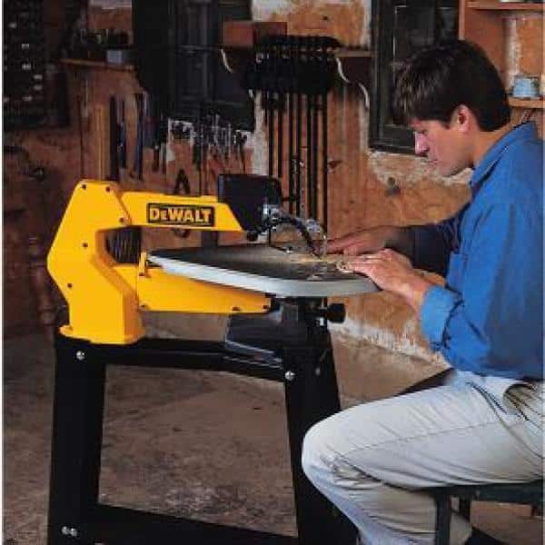Soporte para sierra de calar DEWALT con construcción totalmente metálica y patas ajustables - DW7880