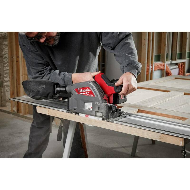 Guía de riel para sierra circular inalámbrica Milwaukee M18 FUEL de 18 voltios con tecnología de cepillado de iones de litio - 106 pulgadas