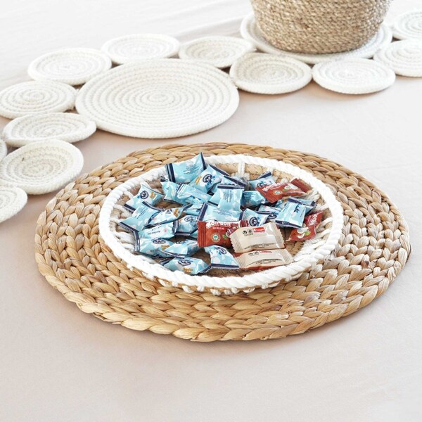 Vintiquewise Decorative Round 25'' Natural Woven Handmade Water Hyacinth Placemats, PK 4 - QI004238-25