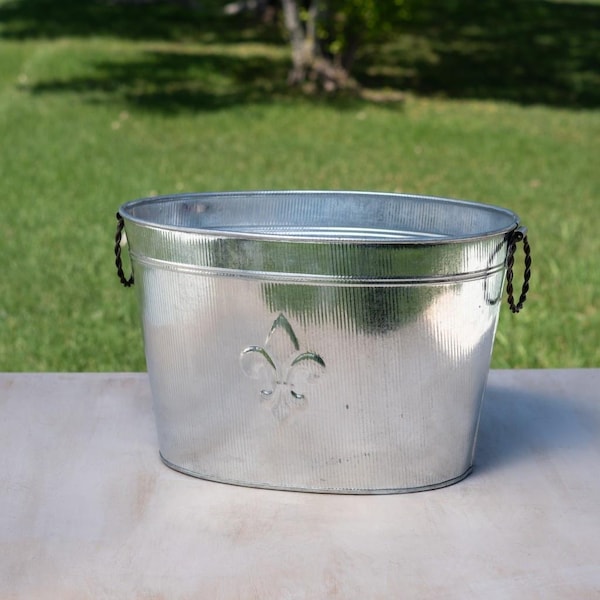 Homeroots Oval Silver Ribbed Fleur De Lis Beverage Tub - 384108