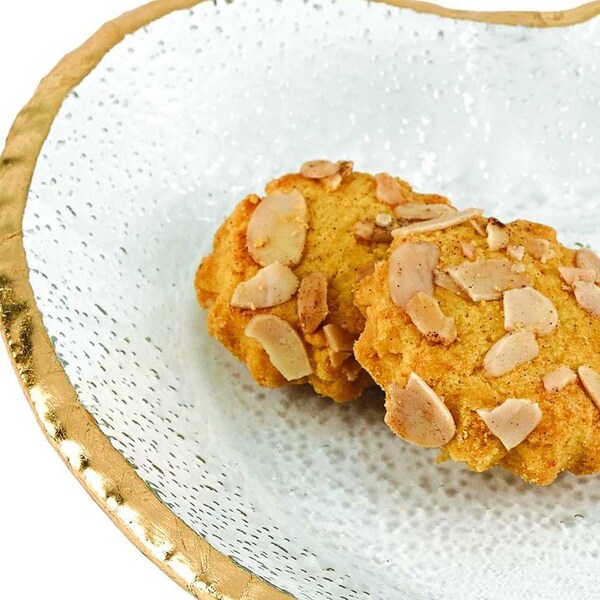 Homeroots 8 in. Mouth Blown Heart Edge Gold Leaf Plate - 376061