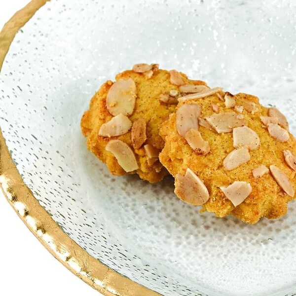 Homeroots 8 in. Mouth Blown Heart Edge Gold Leaf Plate - 376061