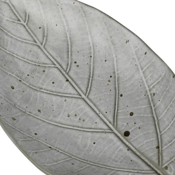 Homeroots 1.5 x 5.5 x 10 in. Gray Begonia Leaf Ceramic Serving Tray - 397886