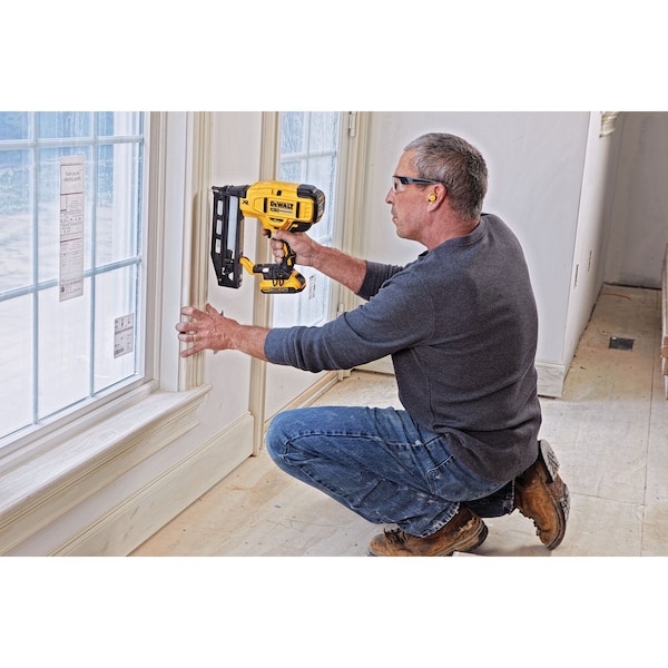 Dewalt 20V MAX* XR 16 GA Cordless Straight Finish Nailer Kit - DCN662D1