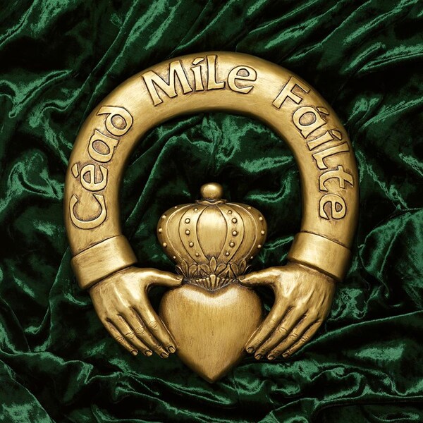 Design Toscano One Hundred Thousand Welcomes Claddagh Sculptural Plaque - EU31579