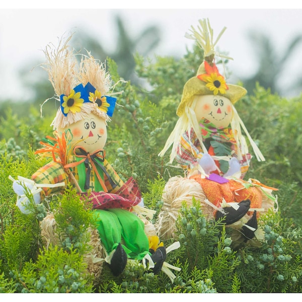 Gardenised Gardenised 13 Inch Boy and Girl Duo Scarecrow Elegantly Seated on a Rustic Hay Bales - QI003425
