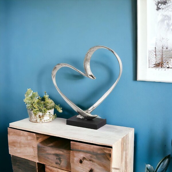 Homeroots 4 x 14 x 15.5 in. Raw Silver & Black Corazon Heart Sculpture on Base - 354624