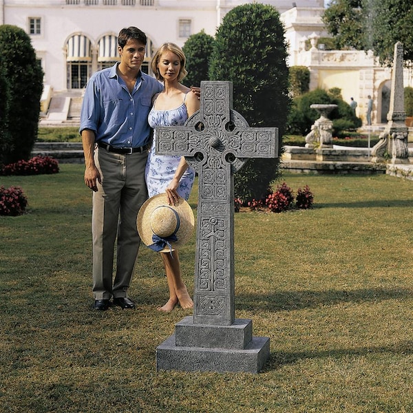Design Toscano Full-Size Chisholm Highland Celtic Cross Statue - NG30365