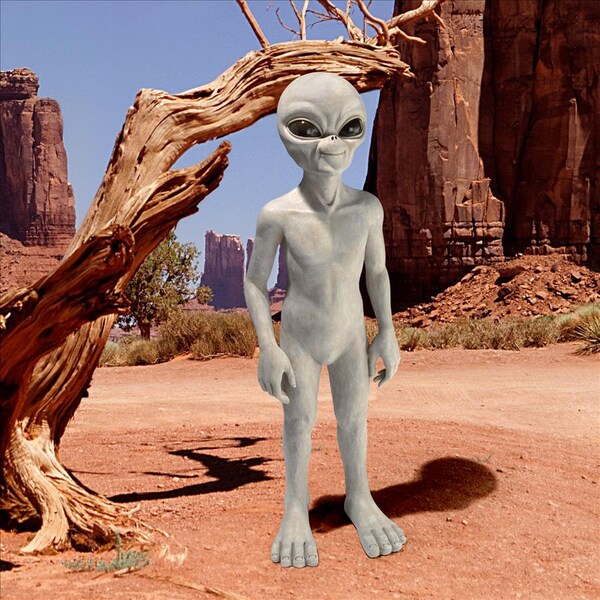 Design Toscano The Out-of-this-World Alien Extra Terrestrial Statue: Large - LY612299