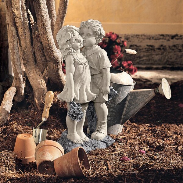 Design Toscano Young Sweethearts: Kissing Children Garden Statue - NG30739