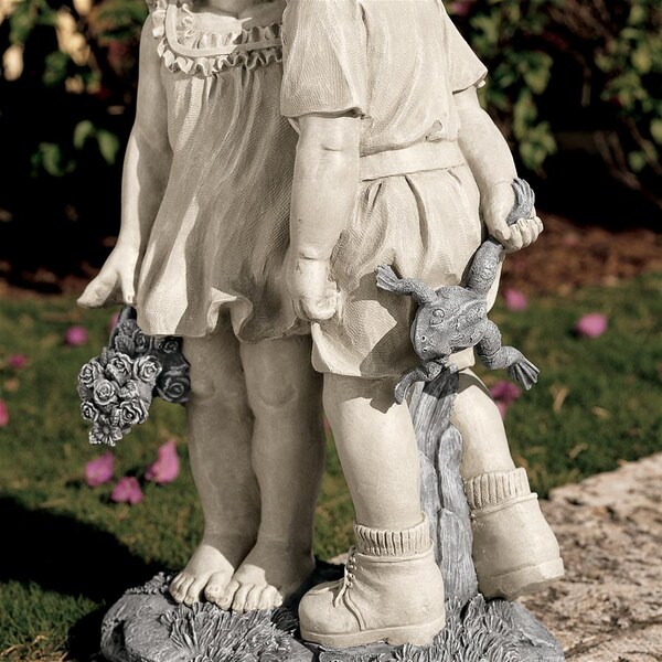 Design Toscano Young Sweethearts: Kissing Children Garden Statue - NG30739