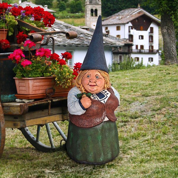 Design Toscano Mother Dagmar, Matriarch of the Gnome Clan - NE100100