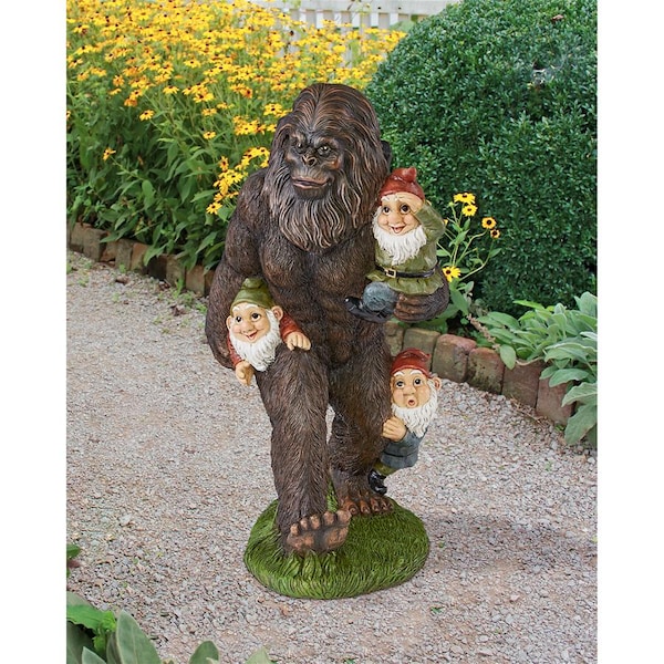 Design Toscano Schlepping the Garden Gnomes Bigfoot Statue - QM16042