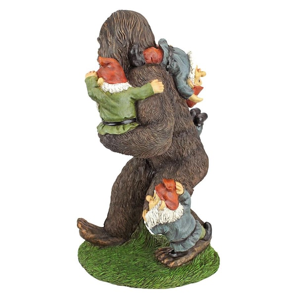 Design Toscano Schlepping the Garden Gnomes Bigfoot Statue - QM16042