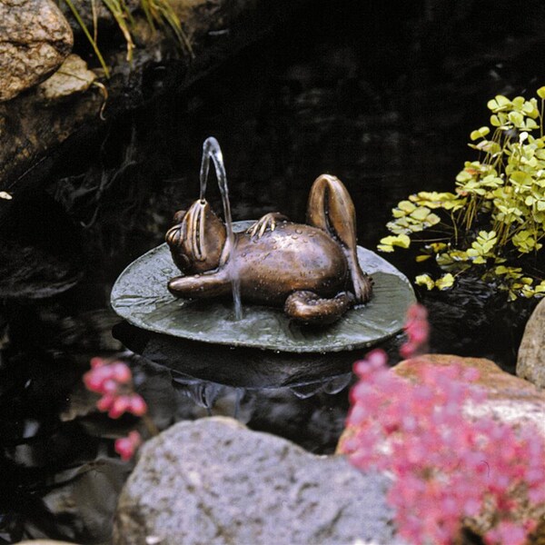 Design Toscano Spitting Frog on Lily Pad Bronze Garden Statue - SU5080