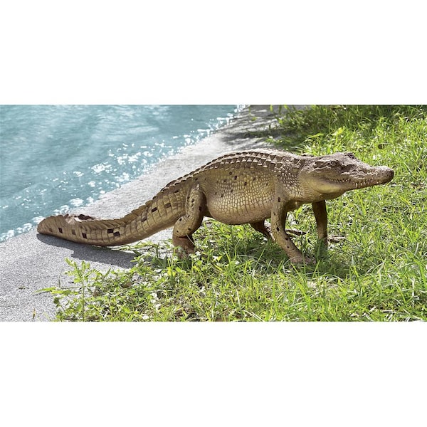 Design Toscano The Grand-Scale The Walking Crocodile Statue - NE80112