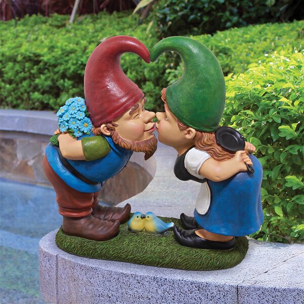 Design Toscano Kiss and Tell, Lover Gnomes Statue - QM2796400